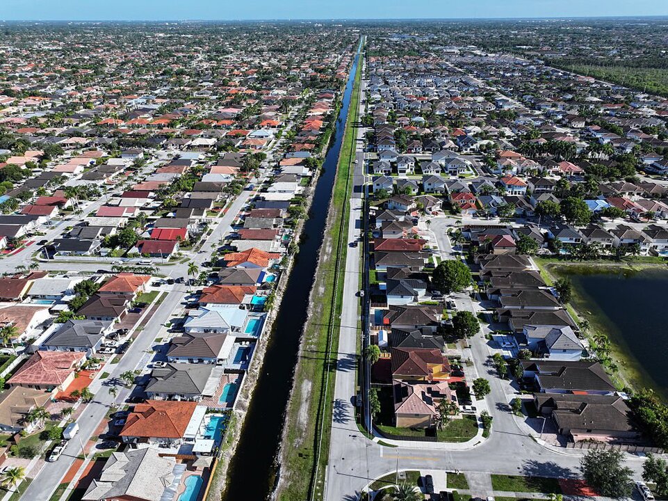 Florida Economy Faces Mounting Risks Amid Financial Instability