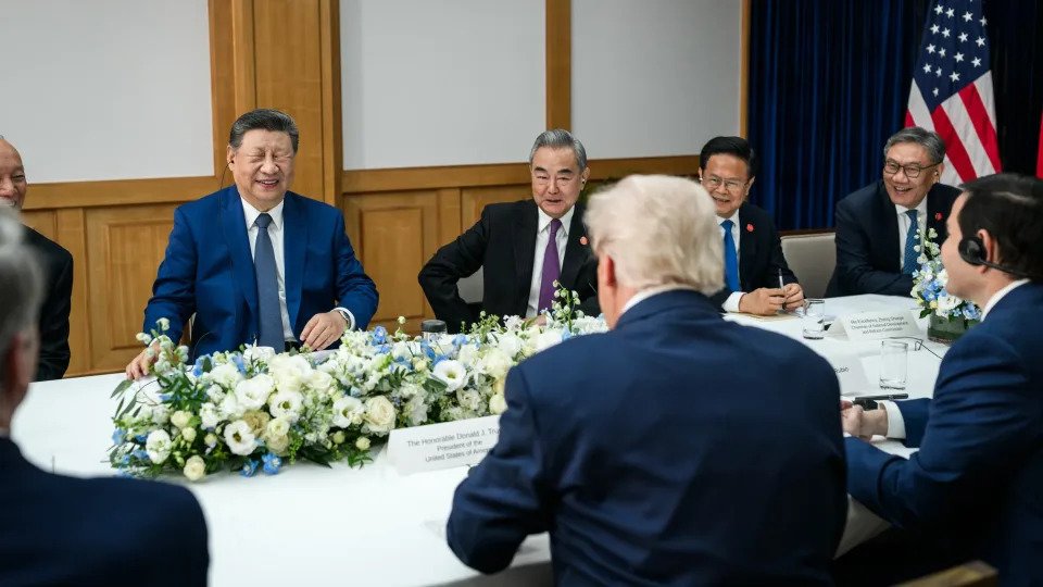 White House Releases Rare Candid Images of Xi Jinping Amid U.S.–China Diplomacy at APEC