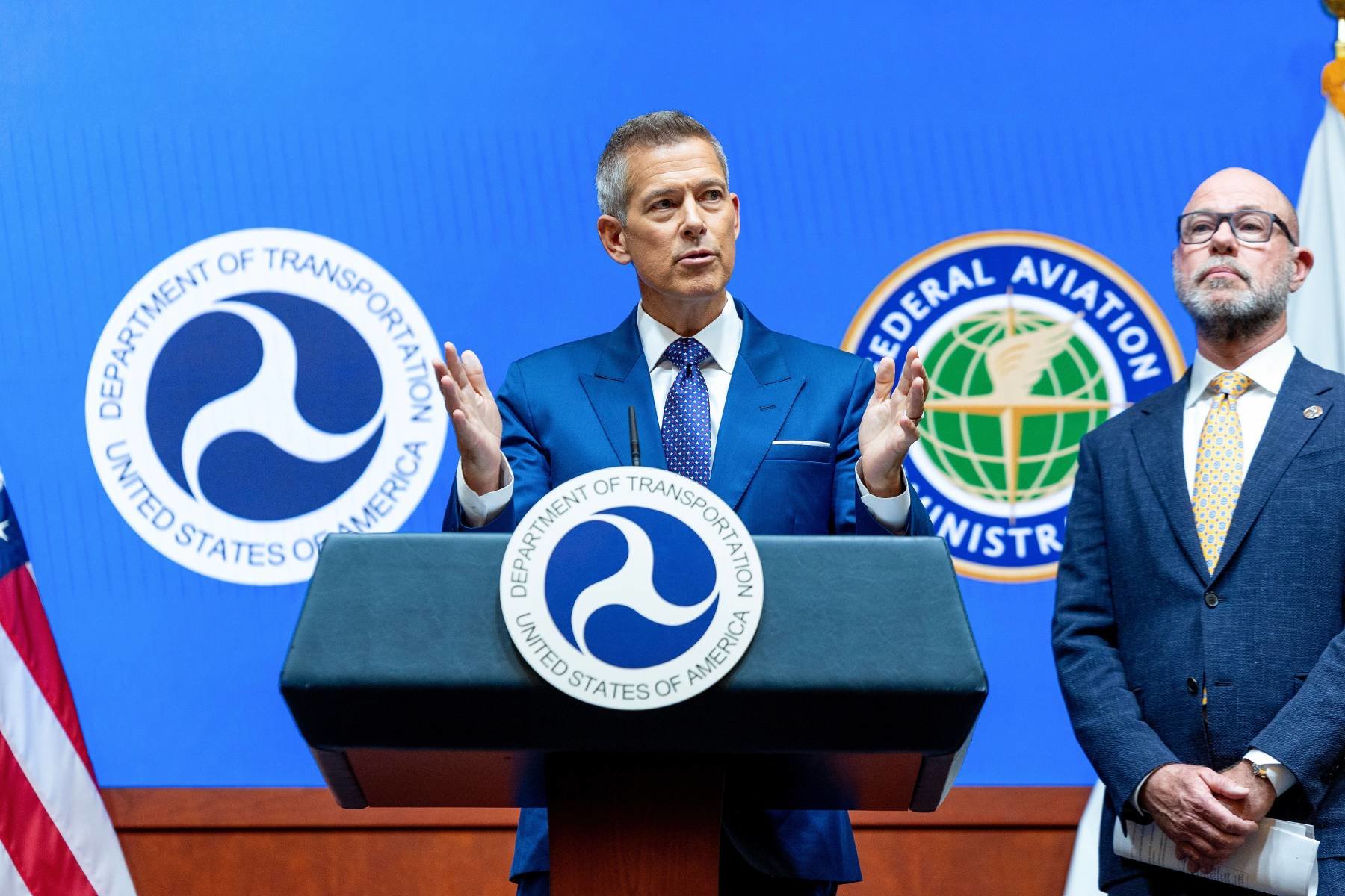 U.S. to Slash Ten Per Cent of Flights at Forty Major Airports as Shutdown Enters Third Month