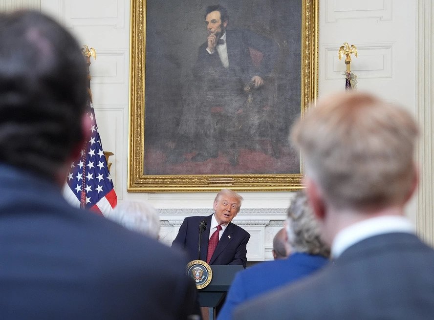 White House Adjusts Course Amid Republican Friction Ahead of Key Policy Deadlines