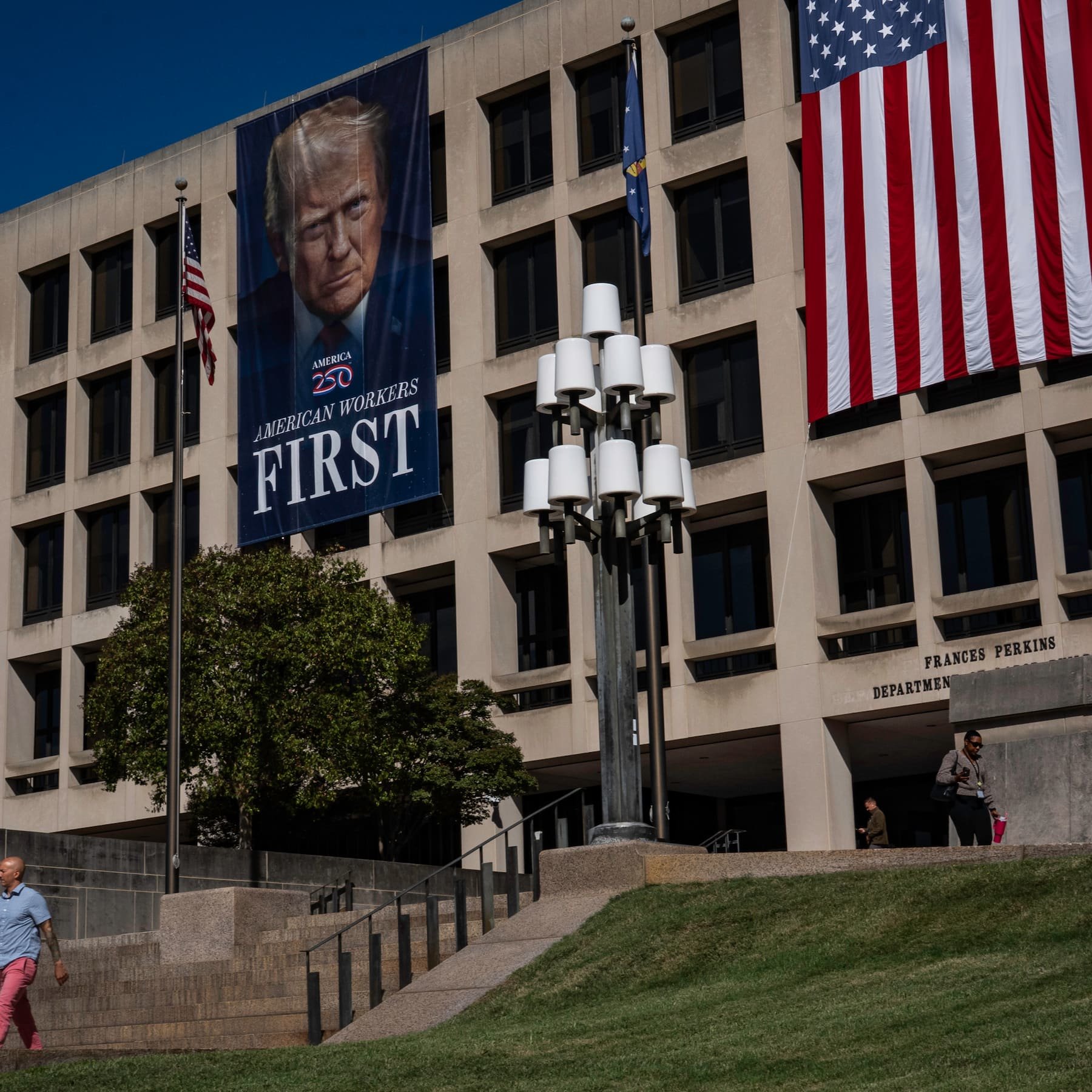 Trump Administration Directs Federal Agencies to Limit Top Performance Ratings Amid Reform Push