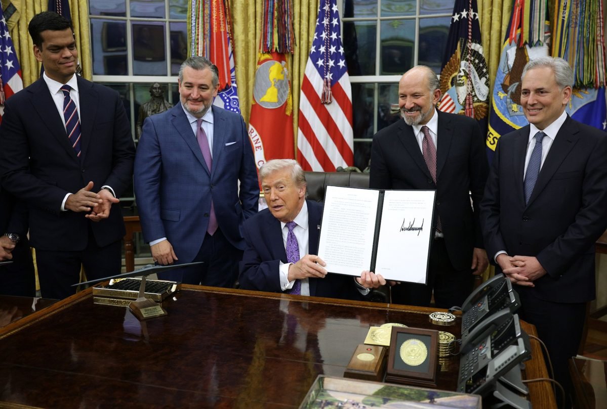 Trump Signs Executive Order to Establish National AI Policy and Rein in State Laws
