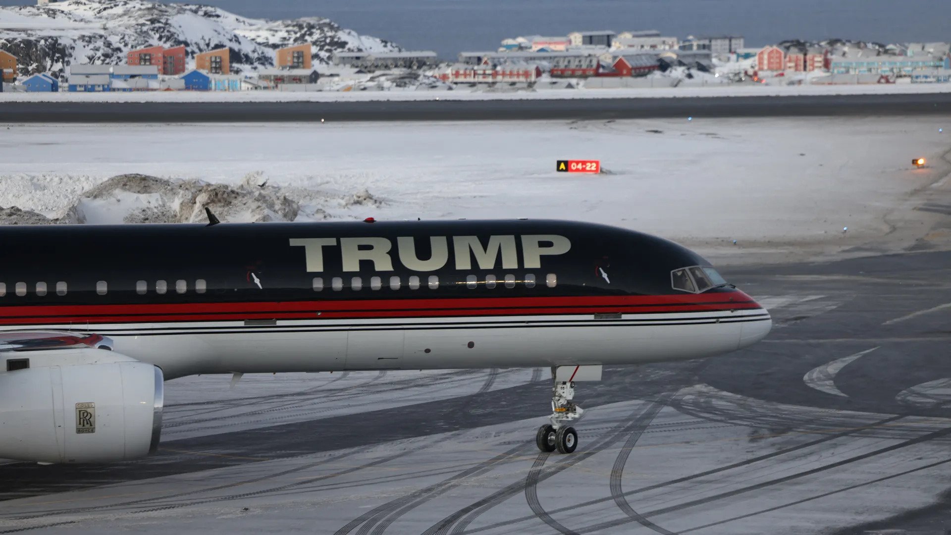 Former U.S. Officials Urge White House to Reject Any Military Plan for Greenland