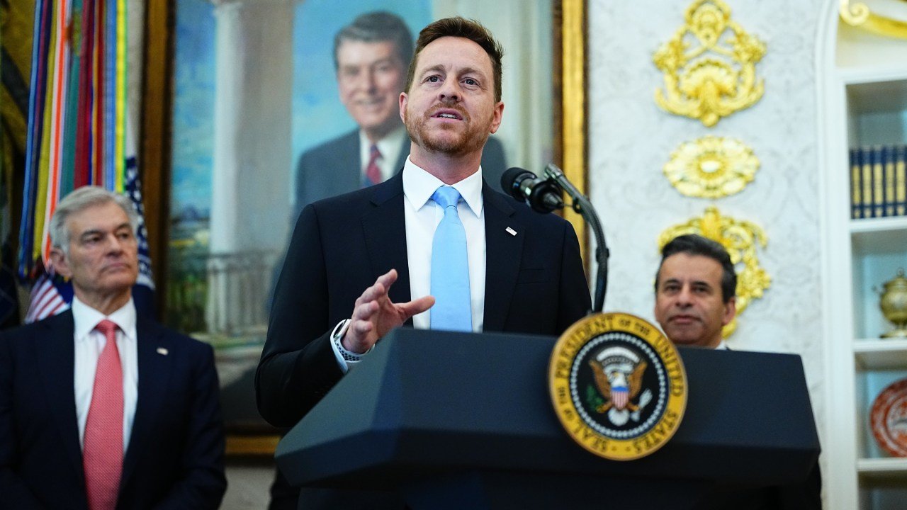 White House Moves to Restructure Health Department Leadership Ahead of Midterm Campaign