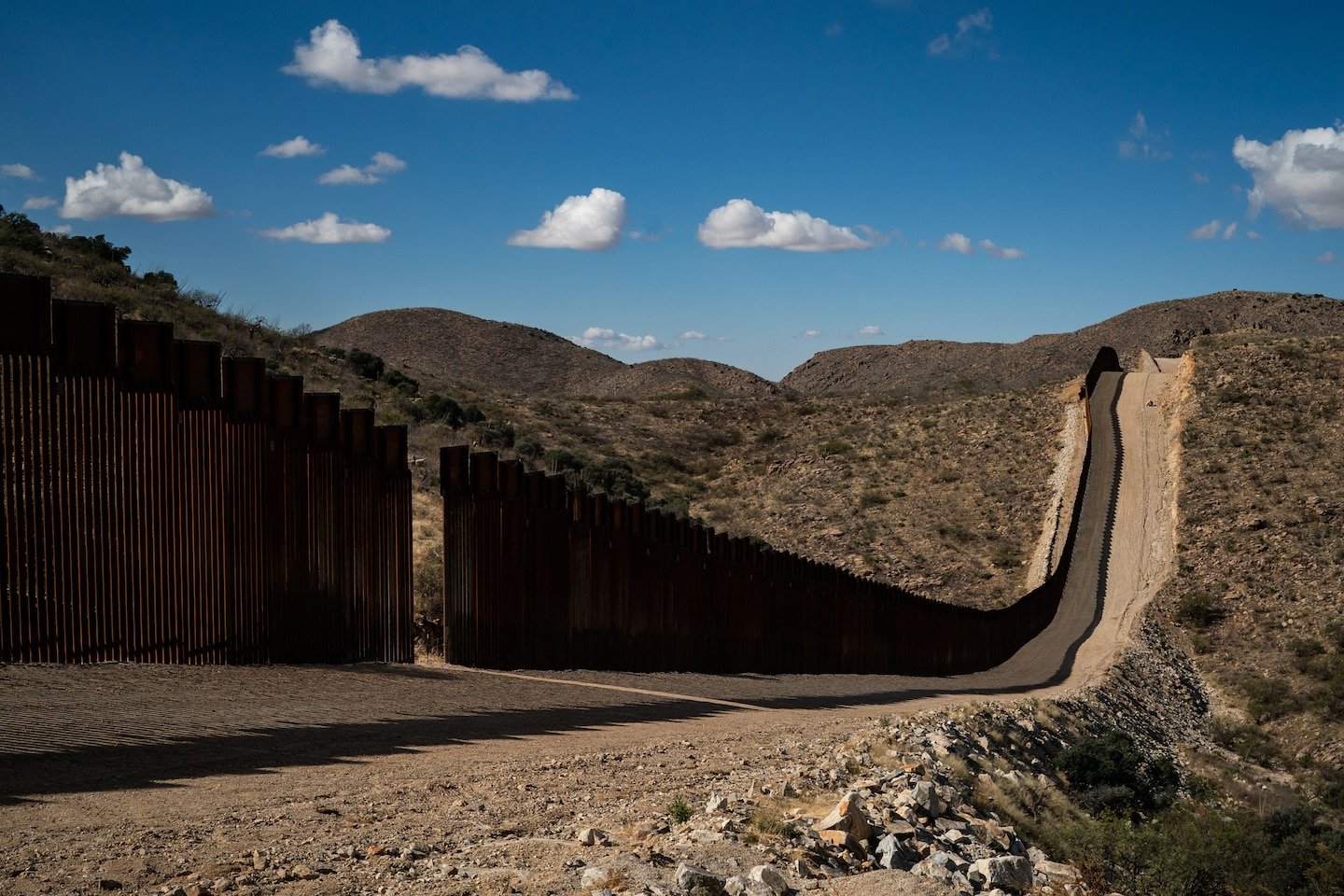 Border Wall Expansion in Arizona Destroys Protected Tribal Site, Reigniting Legal and Cultural Conflict