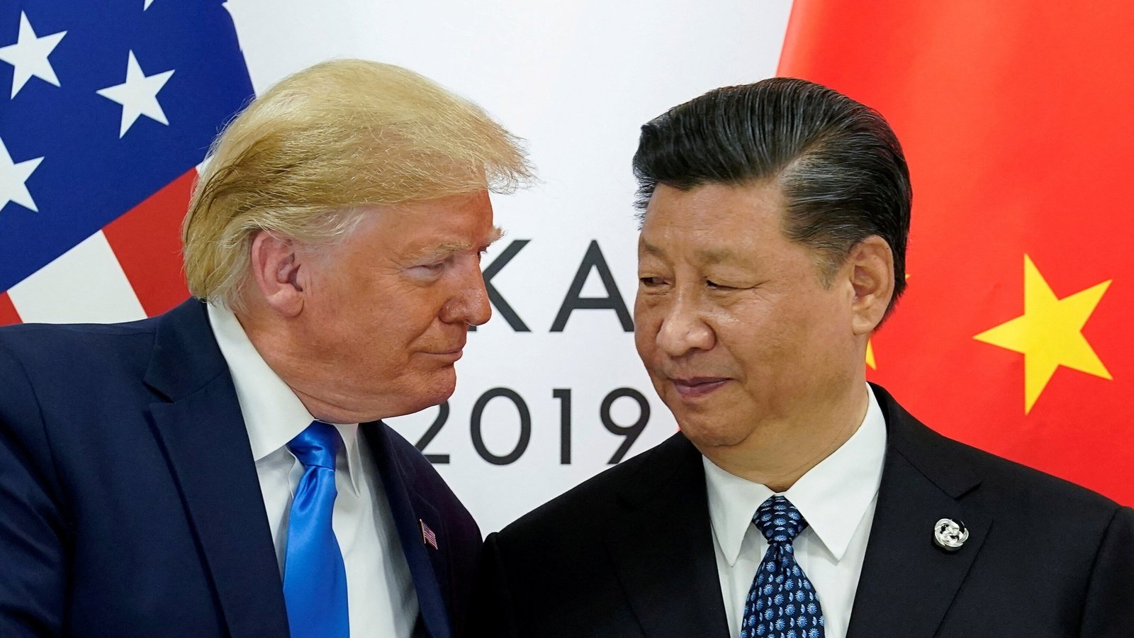 Hong Kong Stocks Edge Higher as US–China Leaders Signal Potential High-Level Engagement