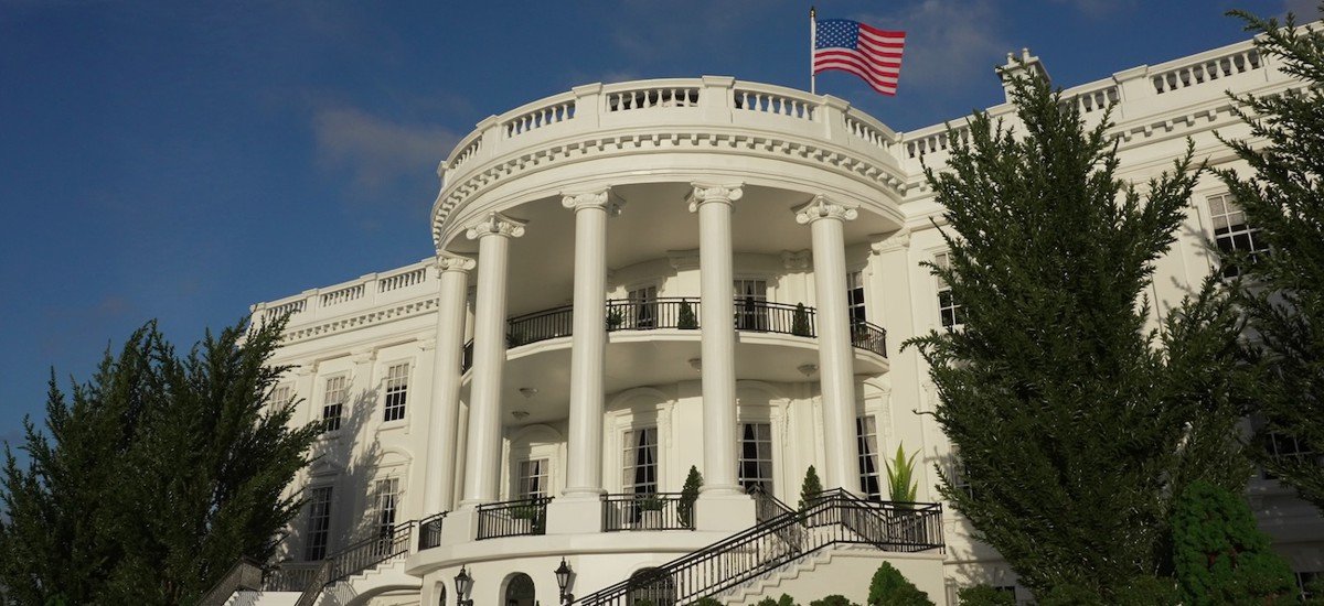 White House Push to Install Official App on Federal Phones Triggers Security and Ethics Backlash